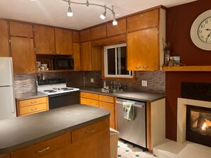 Geladeira, micro-ondas, fogão, cooktop
