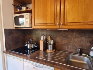 Fridge, microwave, dishwasher, cookware/dishes/utensils