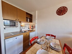 Køleskab, mikrobølgeovn, opvaskemaskine, køkkentøj/tallerkener/redskaber