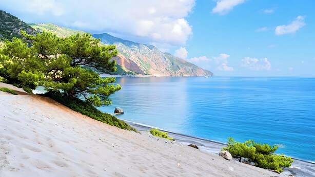 A beach with a clear view of the sea and a mountain in the background. - Eliomar Beachside Villa (Chania)