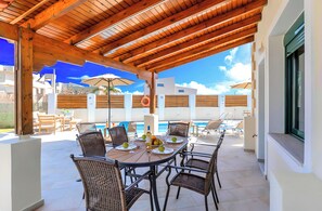 Outdoor dining - Eliomar Beachside Villa (Chania)
