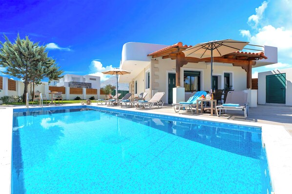 Outdoor pool - Eliomar Beachside Villa (Chania)