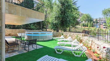 Kolam renang outdoor musiman, dengan kursi berjemur