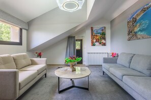 Lägenhet - 1 sovrum - icke-rökare - utsikt mot bergen | Vardagsrum | 42-tums smart-tv med kabelkanaler och eldstad