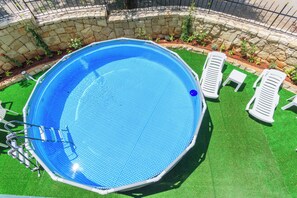 Sæsonbestemt udendørs pool, liggestole