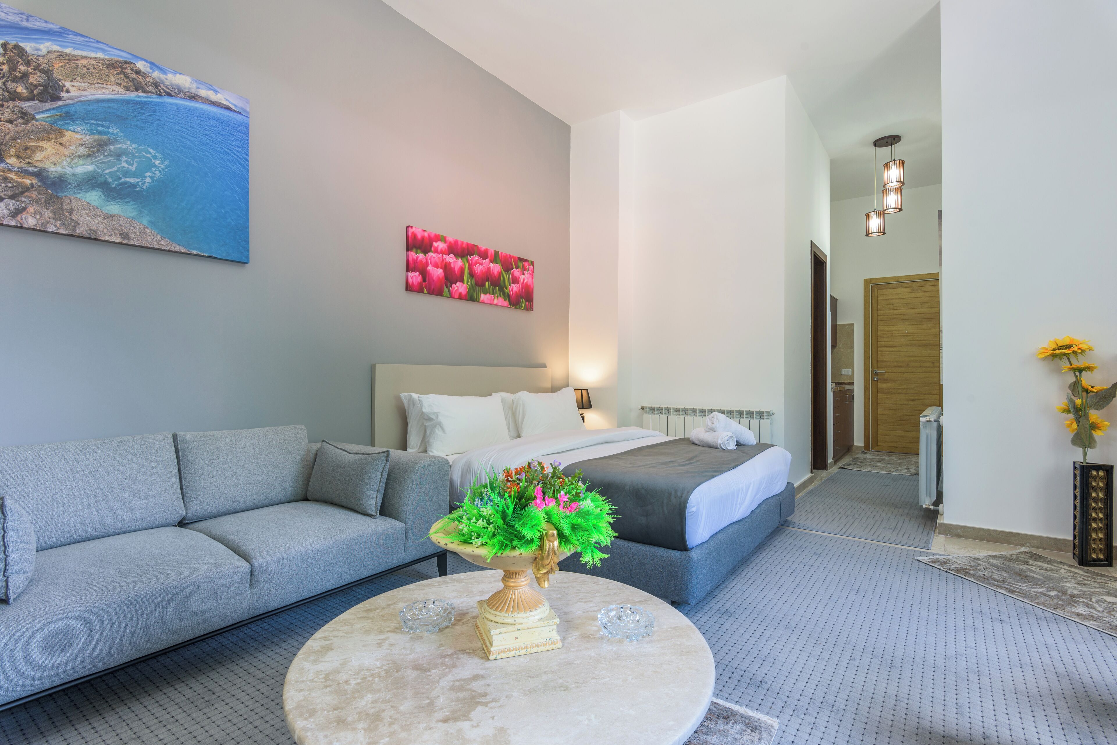 스튜디오, 더블침대 1개, 금연, 산 전망 | 거실 공간 | 케이블 채널 시청이 가능한 42인치 스마트 TV, 벽난로