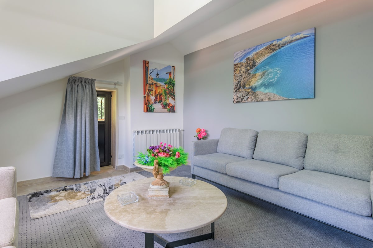 Apartment, 1 Bedroom, Non Smoking, Mountain View | Living area | 42-inch Smart TV with cable channels, fireplace