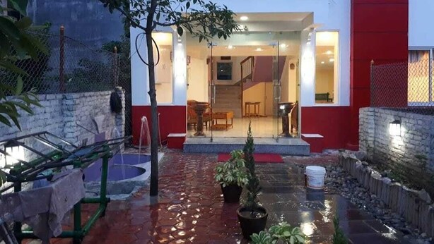 Depan hartanah - siang/malam
