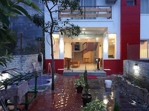 Mặt tiền nơi lưu trú - ban đêm