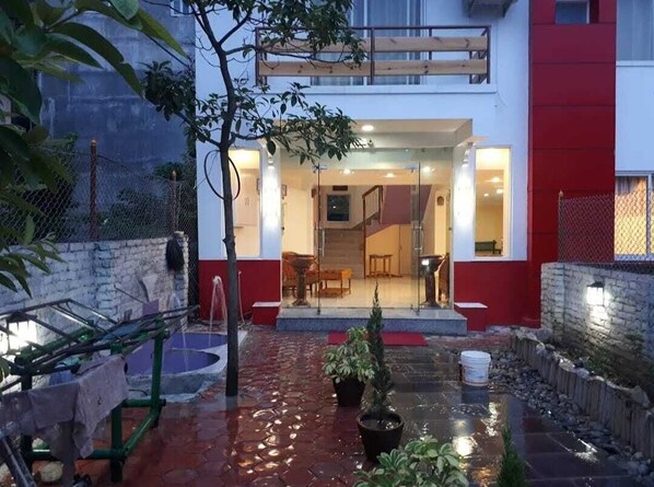 Façade de l’hébergement - soirée/nuit