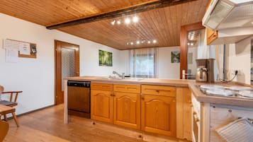 Kylskåp, mikrovågsugn, ugn och spishäll