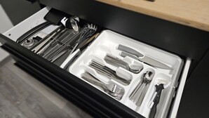 A drawer with utensils and kitchen tools. - Apartment 'Relax In Der Röntgenstadt' with Wi-Fi (Remscheid)