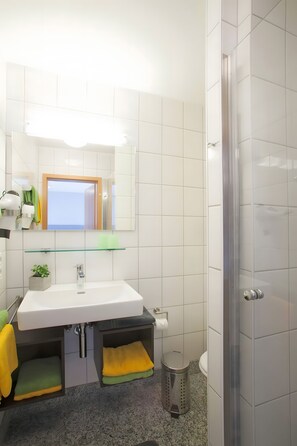 Douche, sèche-cheveux, serviettes fournies