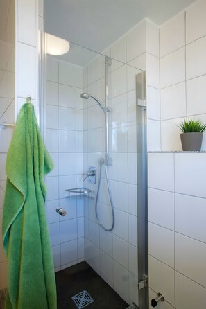 Dusch, hårtork och handdukar