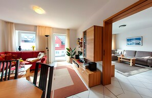 TV - Apartment 'Ferienwohnung Tannenblick 3-2-3-3' with Mountain View, Garden and Wi-Fi (Oberhof)