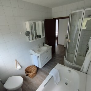 Douche, séchoir à cheveux, serviettes fournies