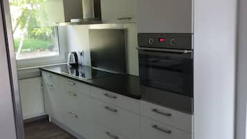 Een koelkast, een magnetron, een oven, een kookplaat