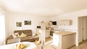 Een televisie en een stereo