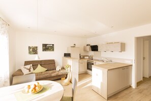 TV, stereo - Apartment 'Hofquartier' with Shared Garden, Balcony and Wi-Fi (Kappelrodeck)