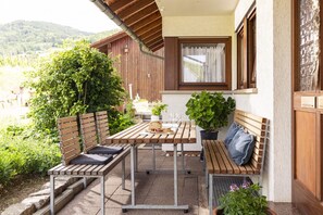 Outdoor dining - Apartment 'Hofquartier' with Shared Garden, Balcony and Wi-Fi (Kappelrodeck)