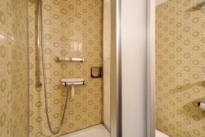 Shower, hair dryer, towels - Studio '3' with Private Terrace, Shared Garden and Wi-Fi (Schönwald im Schwarzwald)