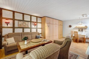 TV, stereo - Studio '3' with Private Terrace, Shared Garden and Wi-Fi (Schönwald im Schwarzwald)