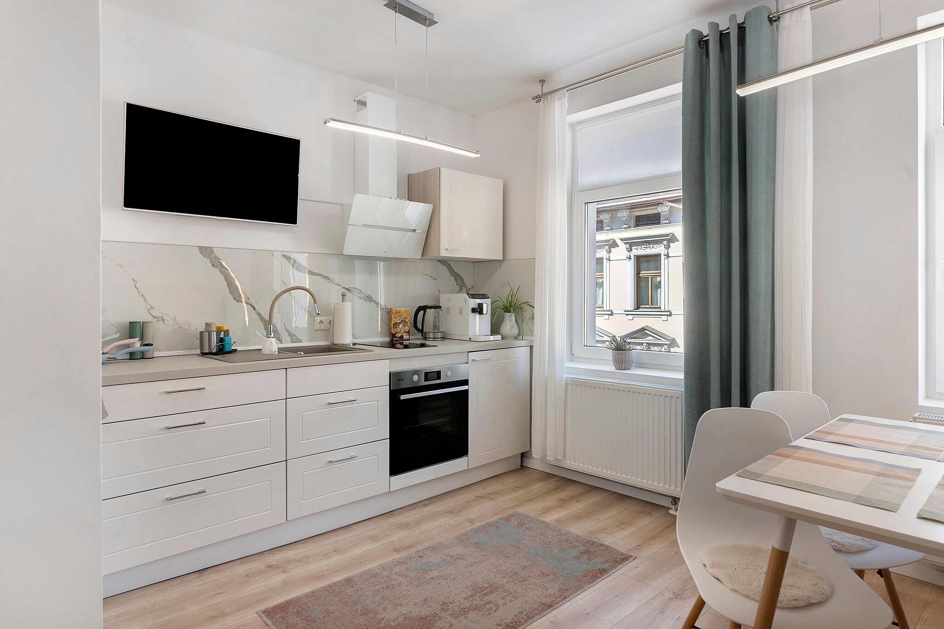 Fridge, oven, stovetop, coffee/tea maker