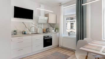 Fridge, oven, stovetop, coffee/tea maker