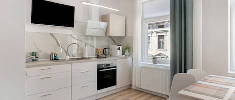 Fridge, oven, stovetop, coffee/tea maker