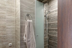 Douche, sèche-cheveux, serviettes fournies