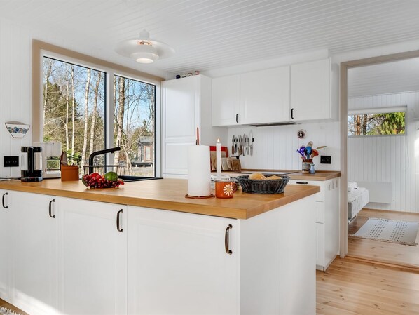 Kjøleskap, ovn, oppvaskmaskin og kjøkkenutstyr