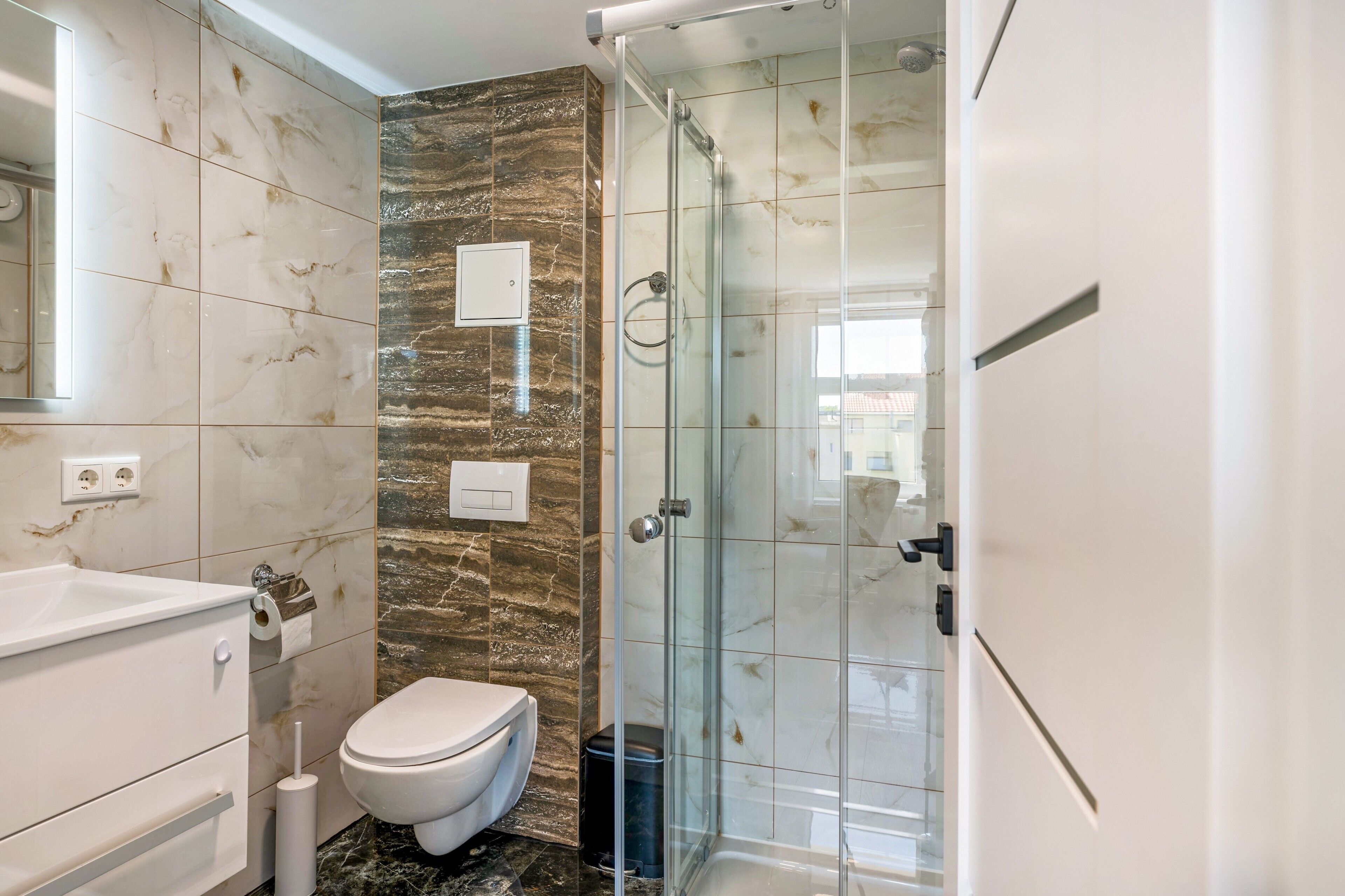 Shower, hair dryer, towels