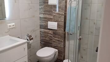 Dusche, Haartrockner, Handtücher