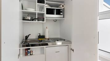 Frigorifero, microonde, piano cottura, macchina per tè/caffè