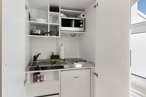 Frigorífico, microondas, placa de cocina y cafetera o tetera