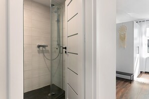 Suihku, hiustenkuivaaja, pyyhkeet