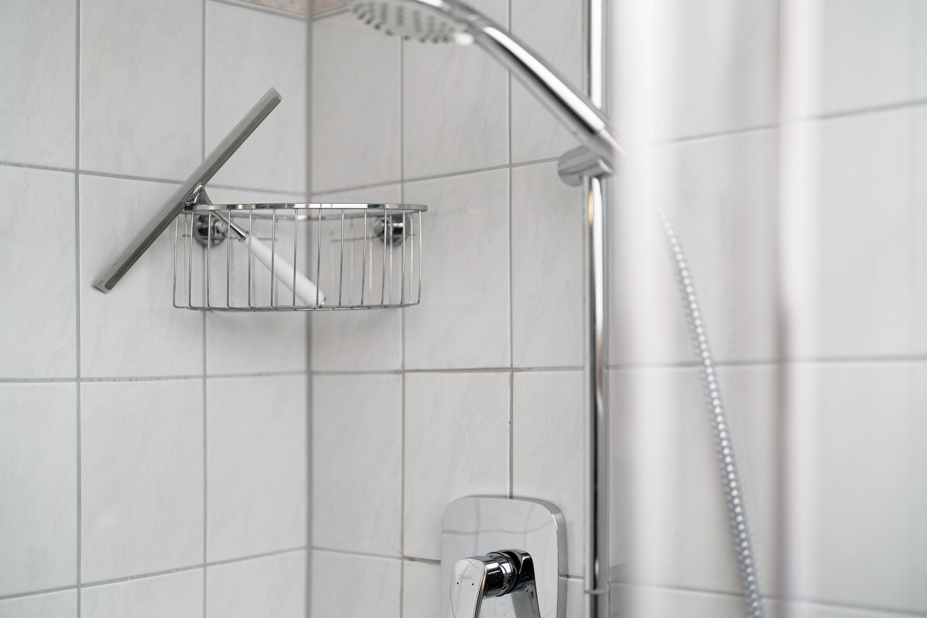 Chuveiro, secador de cabelo, toalhas de banho 