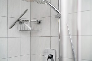 Douche, sèche-cheveux, serviettes fournies