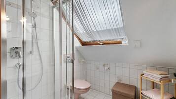 Een douche, een haardroger, handdoeken