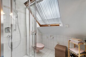 Douche, sèche-cheveux, serviettes fournies