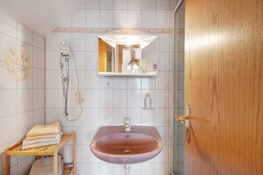 Douche, sèche-cheveux, serviettes fournies