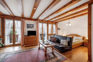 TV - Room 'Ruländer' with Private Balcony, Wi-Fi / incl. Breakfast (Endingen am Kaiserstuhl)