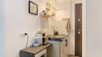 Kühlschrank, Herdplatte, Wasserkocher mit Kaffee-/Teezubehör