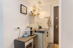 Een koelkast, een kookplaat, een koffiezetapparaat/waterkoker