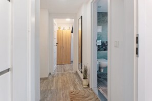 Dusj, hårføner og håndklær