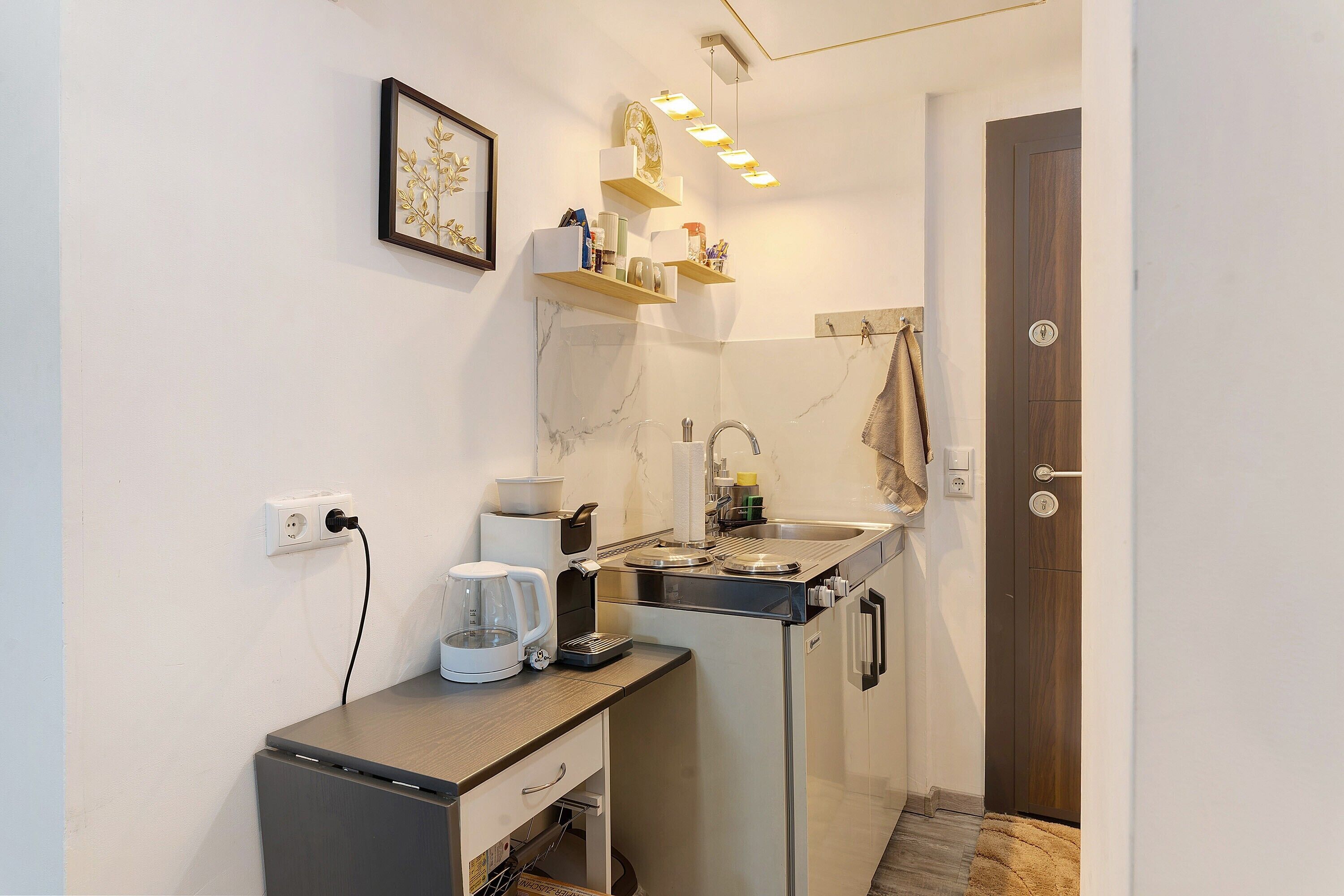 Frigorifero, piano cottura, macchina per tè/caffè, bollitore elettrico