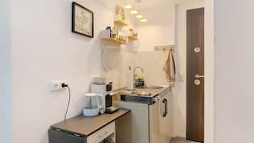 Frigorifero, piano cottura, macchina per tè/caffè, bollitore elettrico