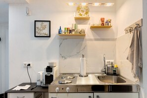 Fridge, stovetop, coffee/tea maker, electric kettle