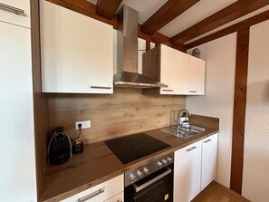 Frigorifero, forno, piano cottura, lavastoviglie