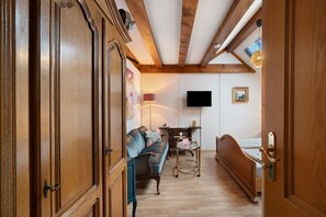 Interior - Room 'Spätburgunder' with Shared Courtyard, Wi-Fi & Breakfast Included (Endingen am Kaiserstuhl)